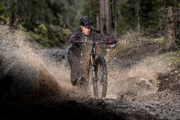 Claudio Caluori auf dem Neverend Trail in Laax bei Regen (Foto: © Graubünden Ferien)