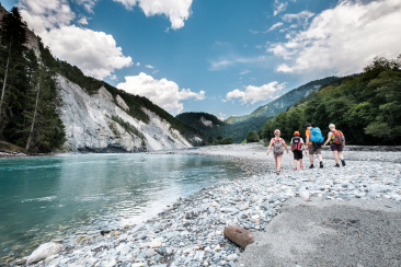 Familie wandert in der Rheinschlucht (Foto: © Graubünden Ferien / Boris Baldinger)
