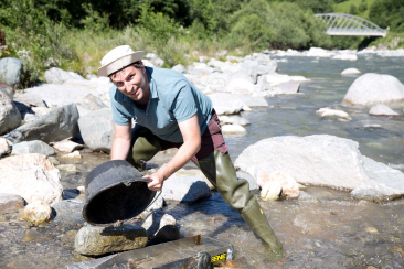 Oliver Zwahlen wäscht Gold (Foto: © Oliver Zwahlen)