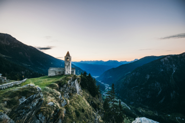 Bergkirche San Romerio oberhalb der Valposchiavo bei Sonnenaufgang