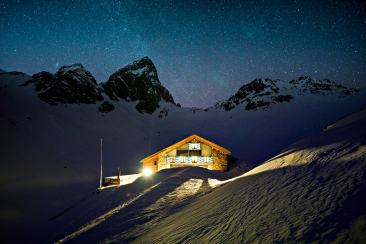 Starry sky above the Tuoi Hut (© Switzerland Tourism / Stefan Schlumpf)