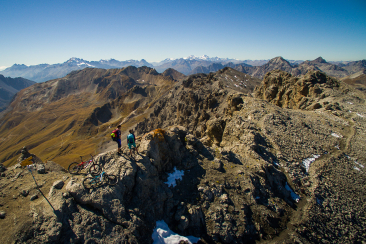 Zwei Mountainbiker geniessen Aussicht auf dem Piz Umbrail
