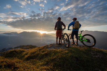 Zwei Mountainbiker auf dem Panoramaweg Davos