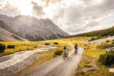 E-Mountainbiken im Val Mora (Bild: Schweiz Tourismus, Andre Meier)
