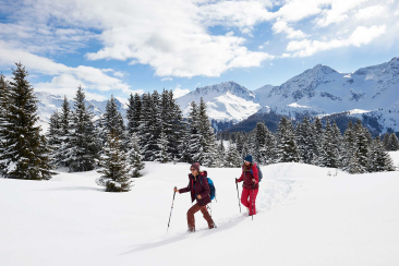 Zwei Schneeschuhwanderer auf der Prätschalp (Foto: © Nina Mattli, Arosa Tourismus)