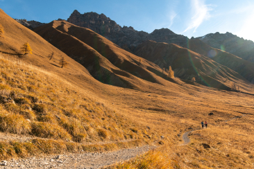 Wanderer im Val Trupchun (Foto: © Engadin St. Moritz Tourismus)
