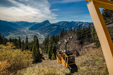 Blick ins Bündner Rheintal mit der Älplibahn Malans und umliegenden Bergen