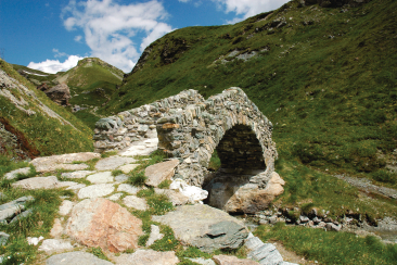 Brücke auf dem Weitwanderweg Via Sett in Graubünden